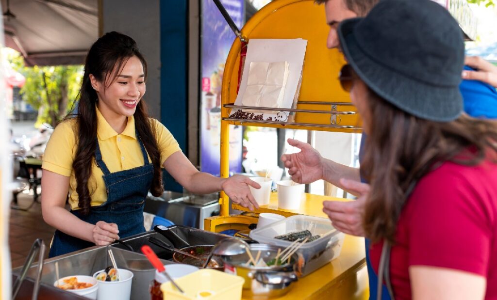Kenangan dalam Setiap Bungkusan: Kisah di Balik Senyum Pedagang Kaki Lima